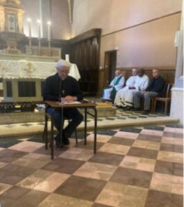 le conférencier dans l'église